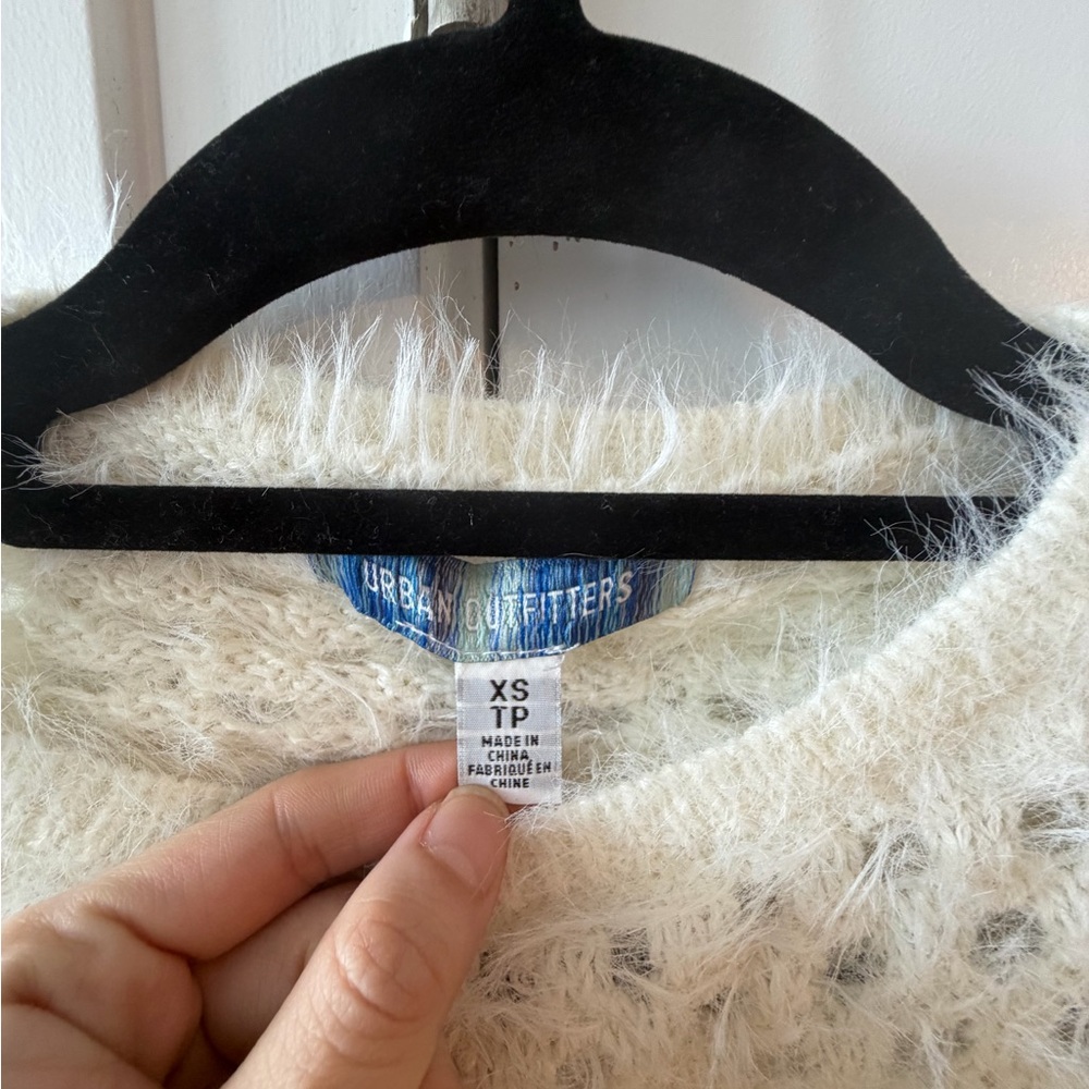 The softest UO shrug - Picture 6 of 8